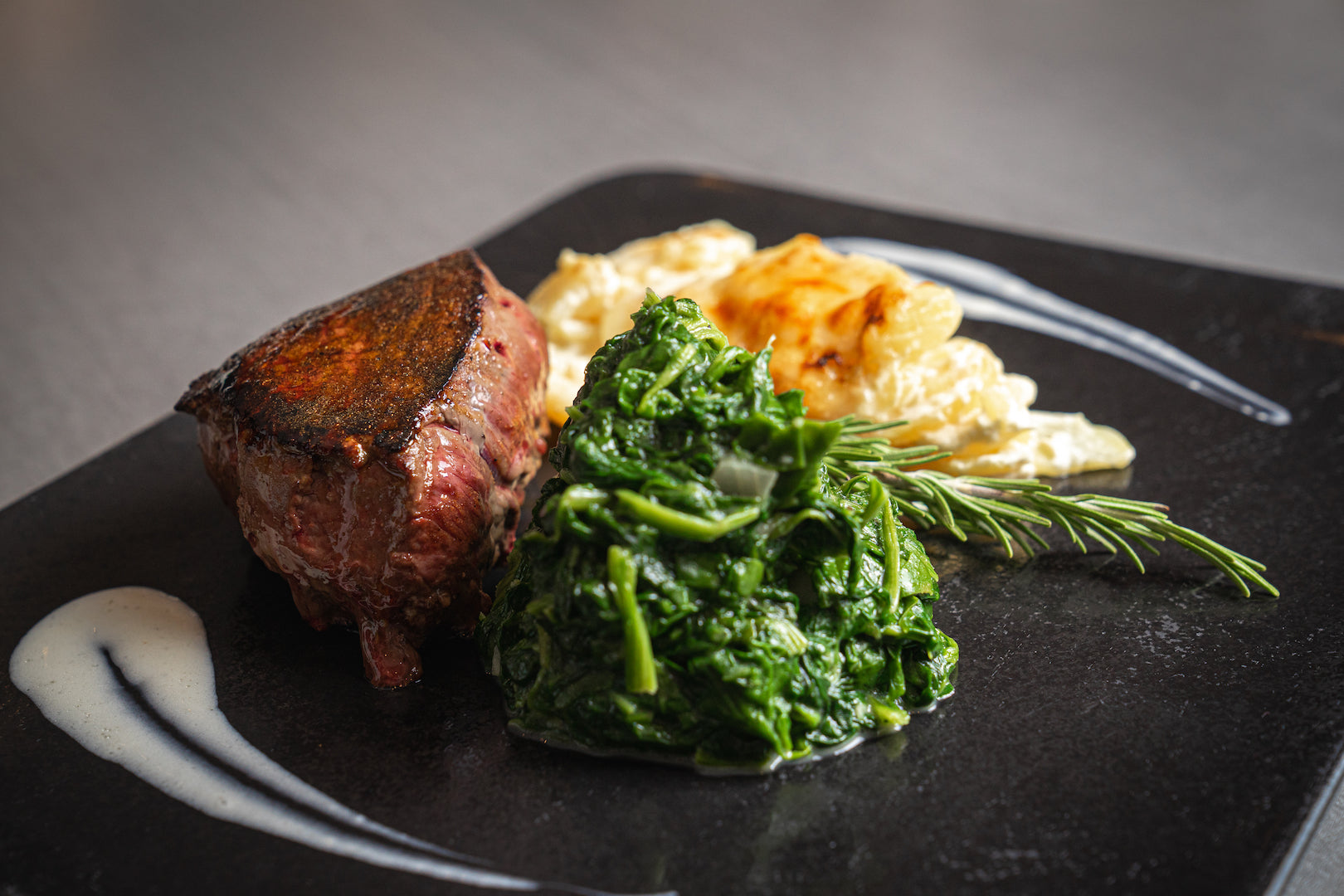 200g Australisches Hüft-Steak "Grain Feed" mit Kartoffelgratin, feiner Trüffel-Sauce und Baby-Spinat