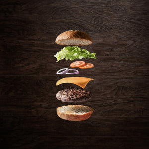 220g Hausgemachtes Burger Patty, ein extra Large Burger-Bun und alles was zu einem ordentlichen Burger-Baukasten gehört.